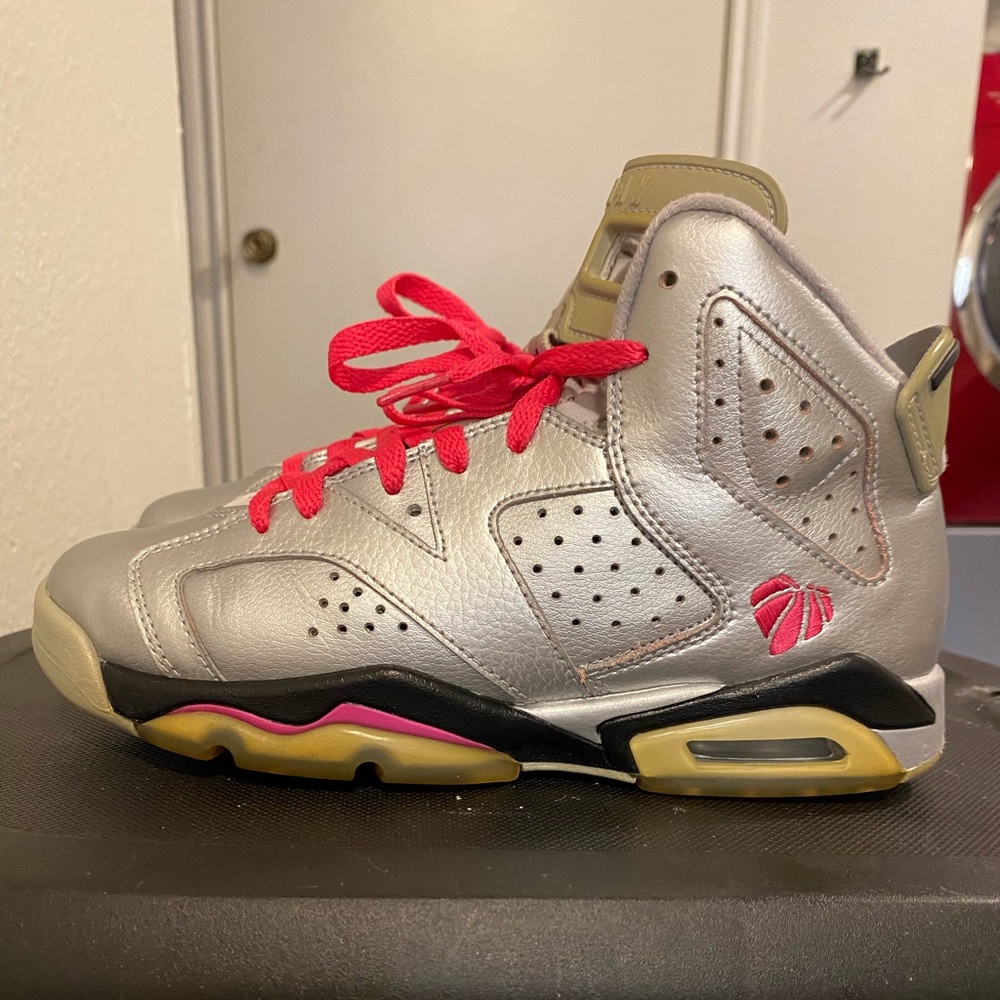 Jordan retro 6 in metallic silver Sz 5Y